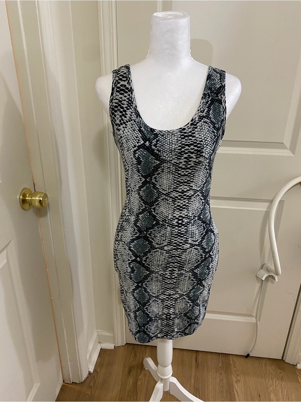 Ellie & Kate Sleeveless Snake Print Bodycon Dress in Black and Gray Small